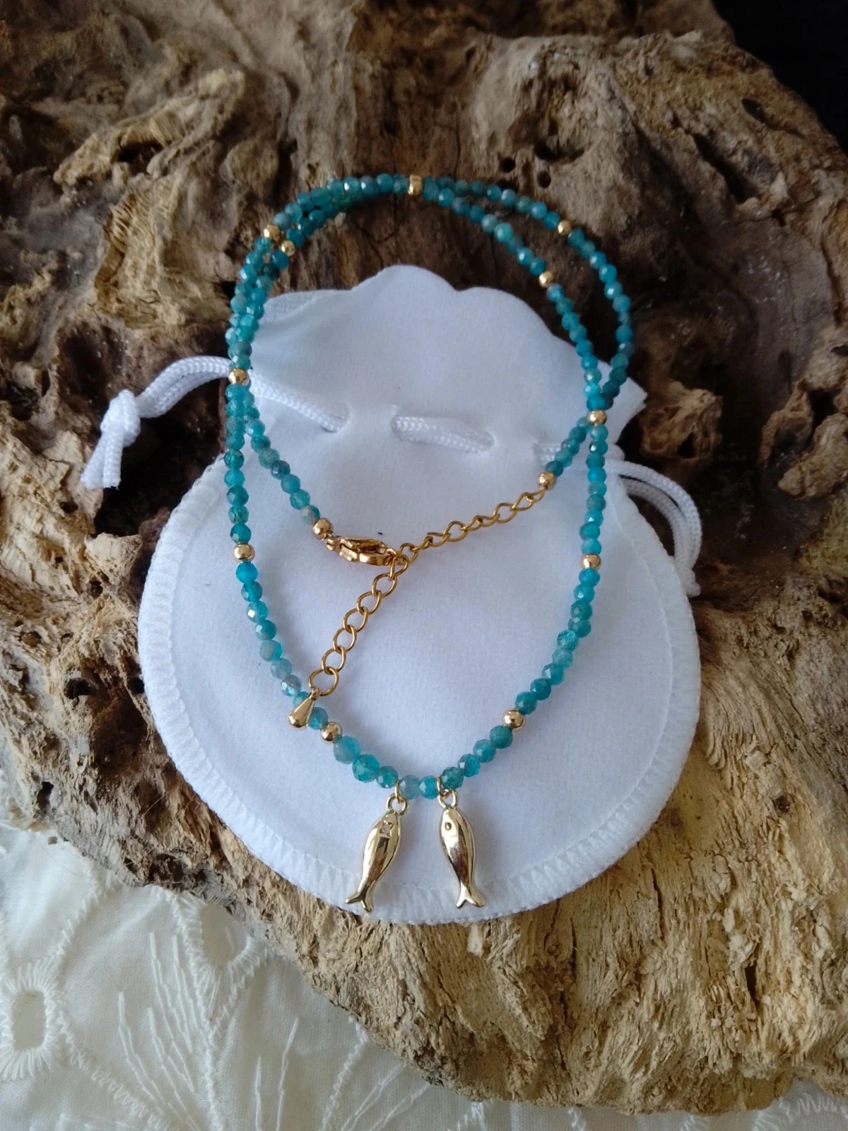Collier pierres naturelles d'apatite bleu intense et 2 poissons dorés en acier inoxydable